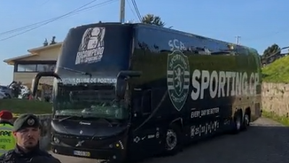 Sporting recebido com cântico de «bicampeão!»