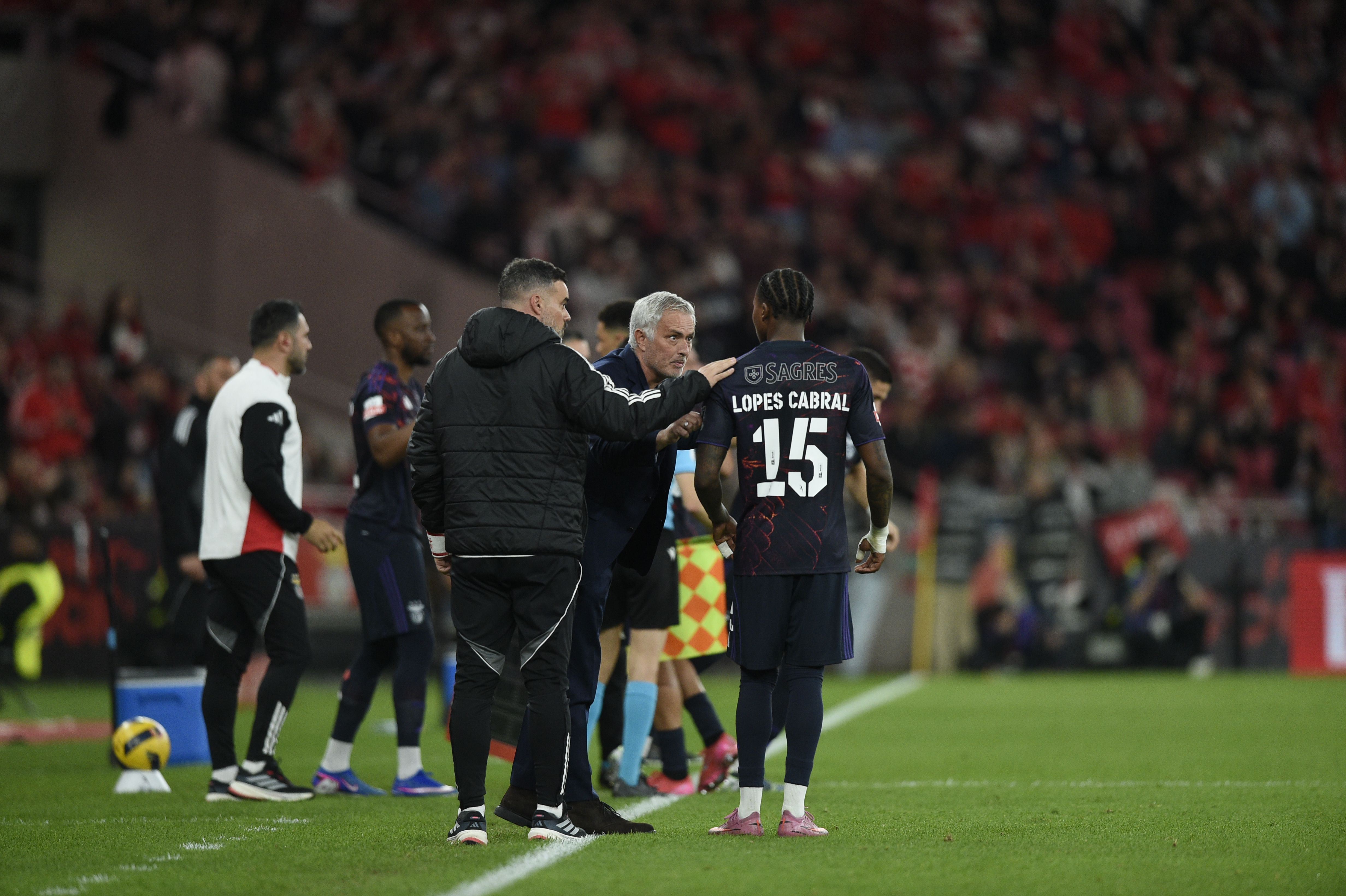 José Mourinho dá indicações a Sidny Lopes Cabral - Foto: Sérgio Miguel Santos
