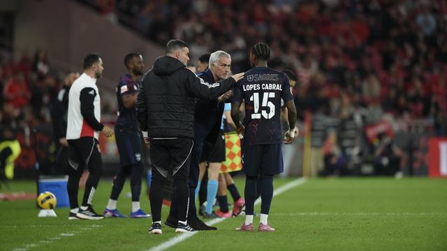 José Mourinho dá indicações a Sidny Lopes Cabral - Foto: Sérgio Miguel Santos