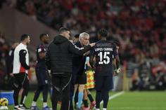 José Mourinho dá indicações a Sidny Lopes Cabral - Foto: Sérgio Miguel Santos