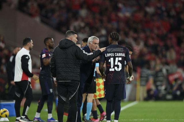 José Mourinho dá indicações a Sidny Lopes Cabral - Foto: Sérgio Miguel Santos