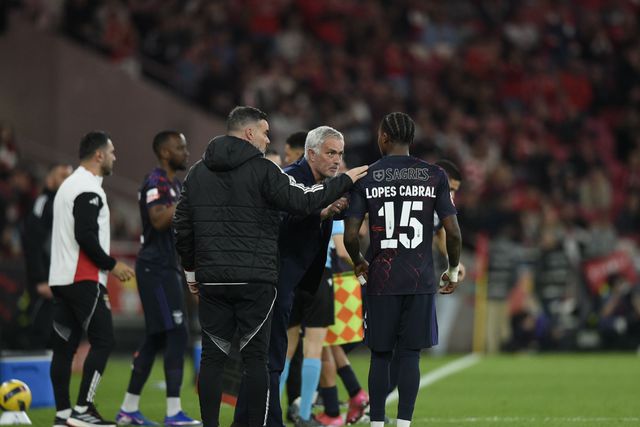 José Mourinho dá indicações a Sidny Lopes Cabral - Foto: Sérgio Miguel Santos