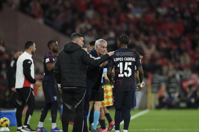 José Mourinho dá indicações a Sidny Lopes Cabral - Foto: Sérgio Miguel Santos