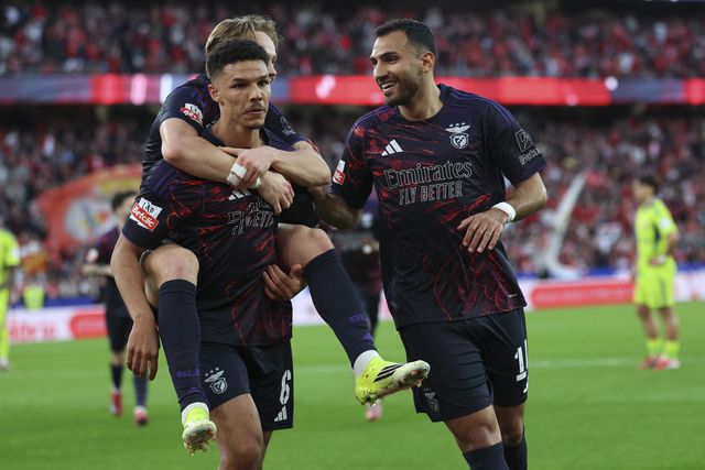 Bah e Pavlidis (Foto: EPA/ANTONIO COTRIM)