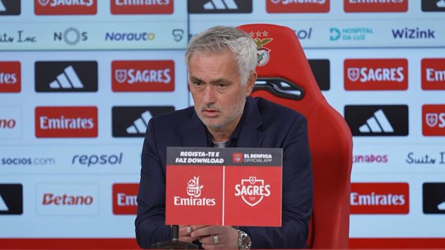 Mourinho revela: «Queria tirar Pavlidis e Schjelderup... »