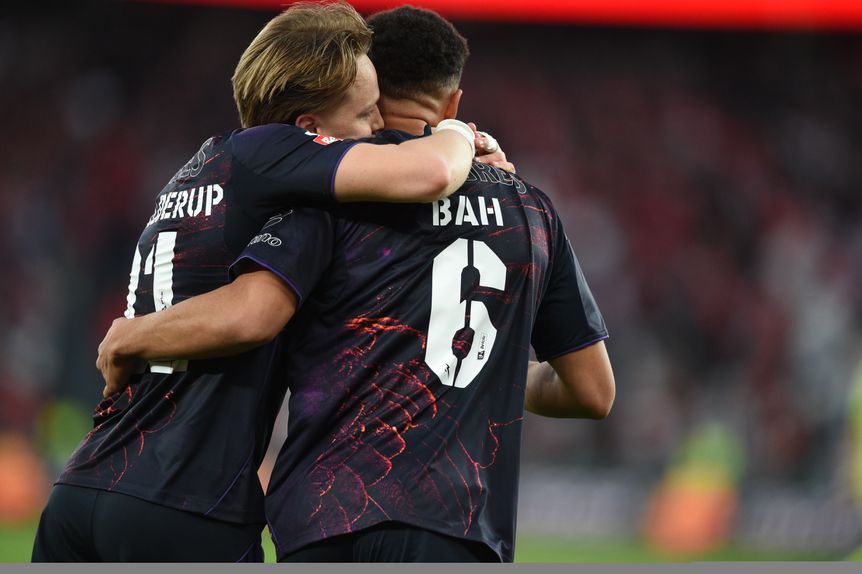 Schjelderup festeja com Bah, que marcou no regresso aos relvados - Foto: Sérgio Miguel Santos