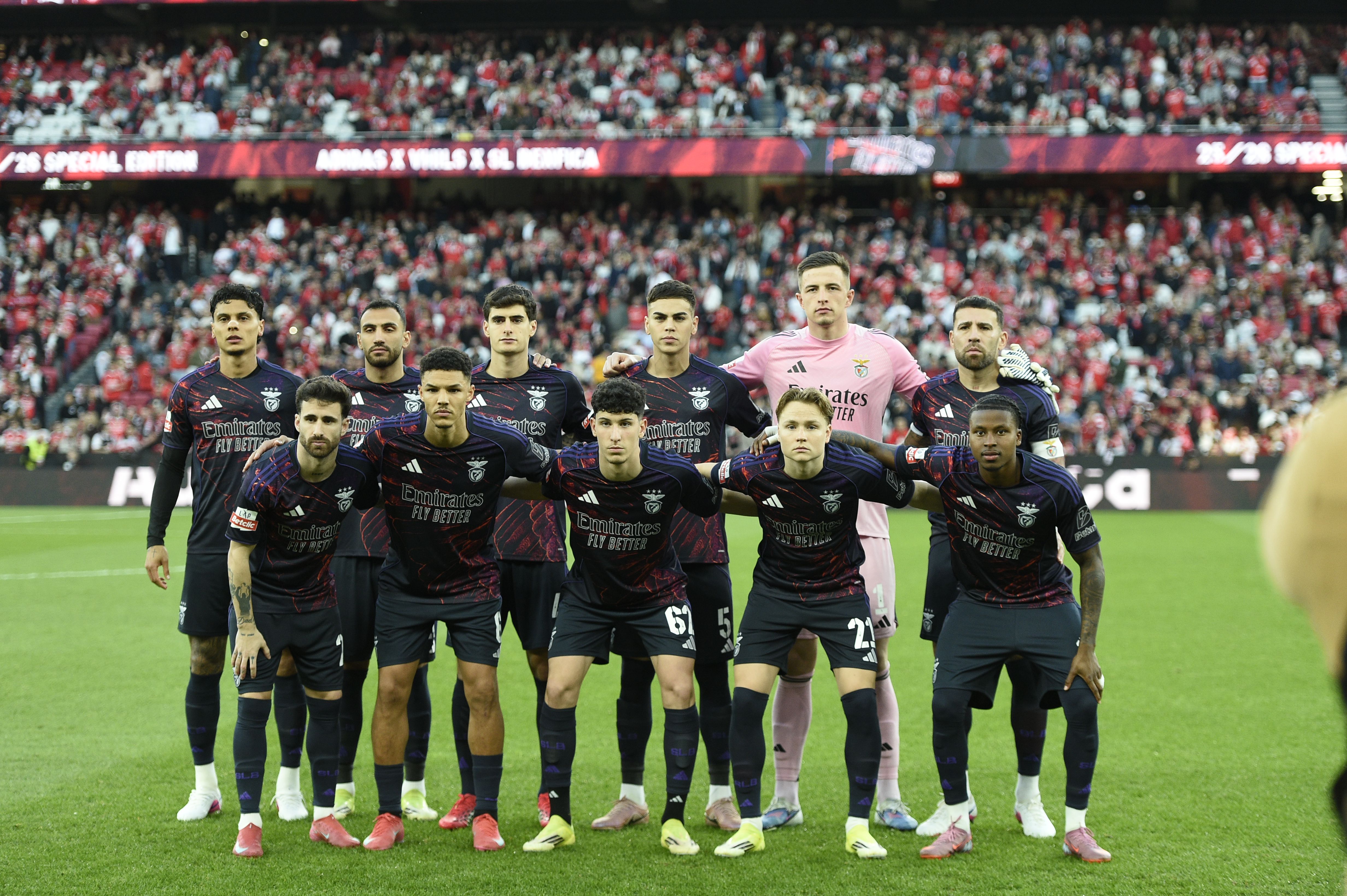 A equipa do Benfica perfilada antes do apito inicial - Foto: Sérgio Miguel Santos