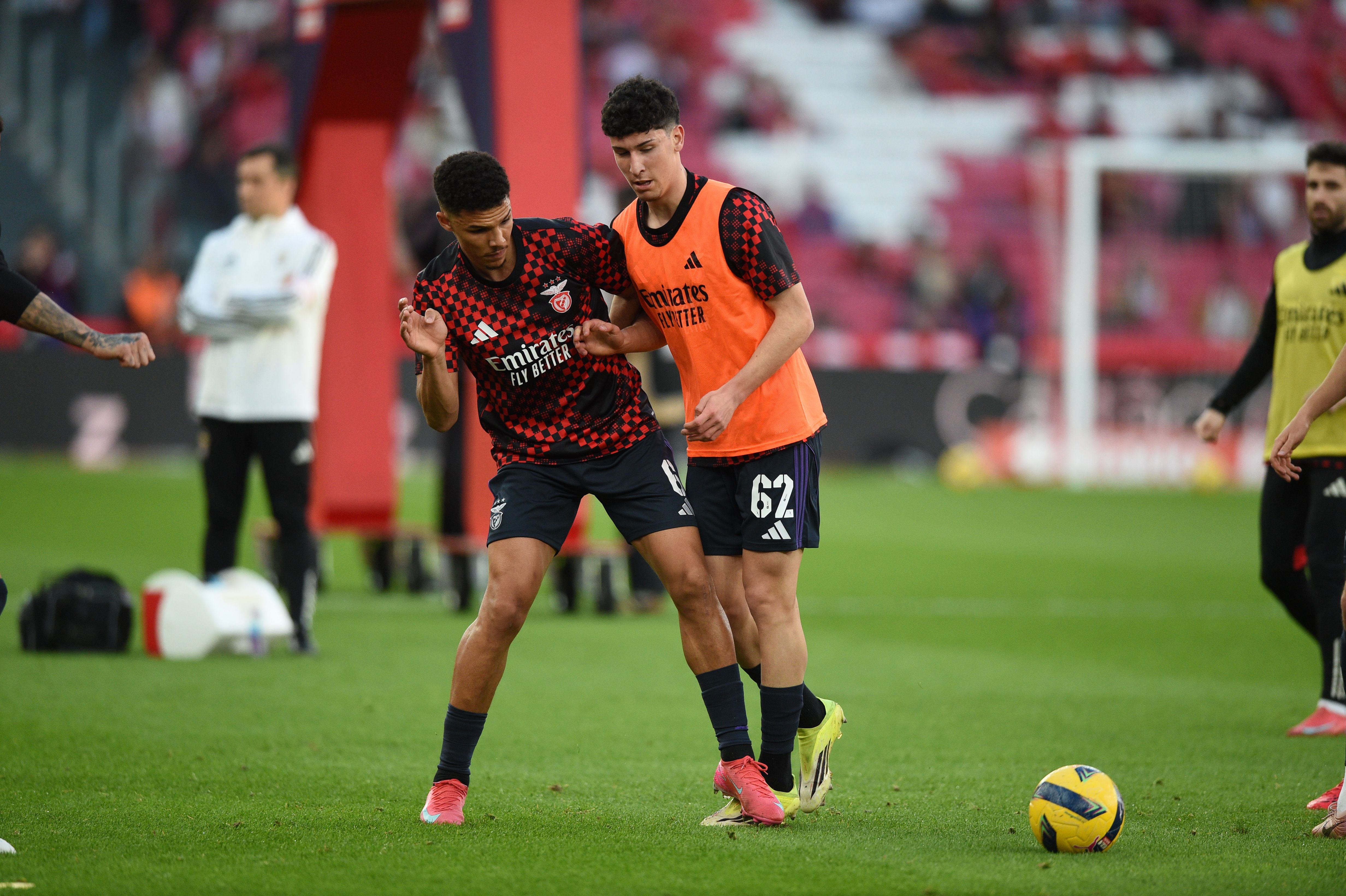 Alexander Bah mostra-se no aquecimento. E ainda vinha aí mais... - Foto: Sérgio Miguel Santos