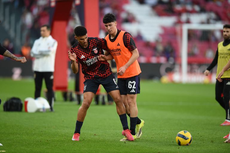 Alexander Bah mostra-se no aquecimento. E ainda vinha aí mais... - Foto: Sérgio Miguel Santos