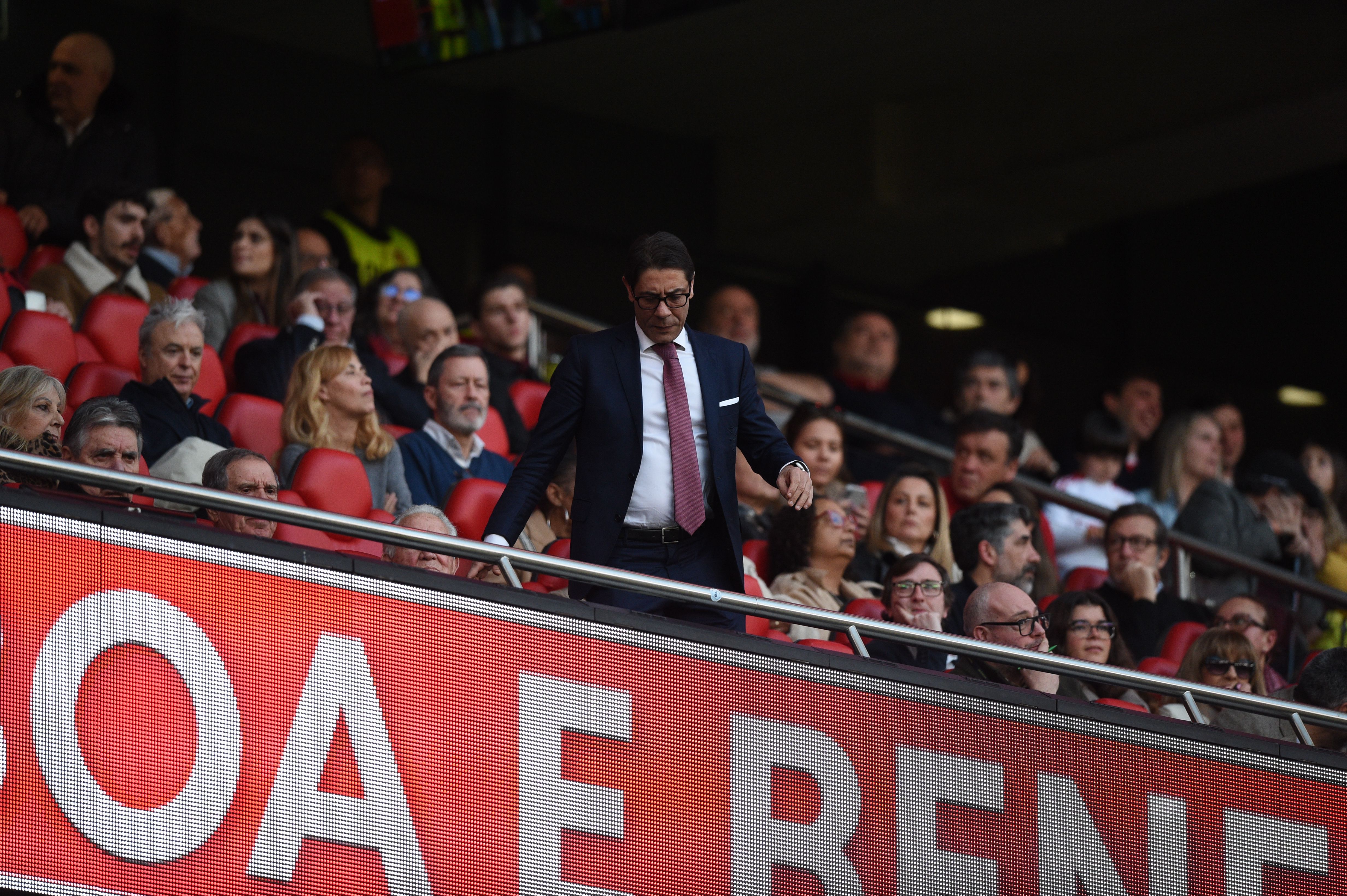 A chegada de Rui Costa à tribuna presidencial da Luz - Foto: Sérgio Miguel Santos