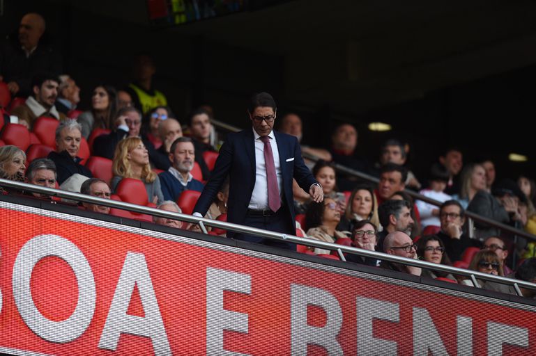 A chegada de Rui Costa à tribuna presidencial da Luz - Foto: Sérgio Miguel Santos