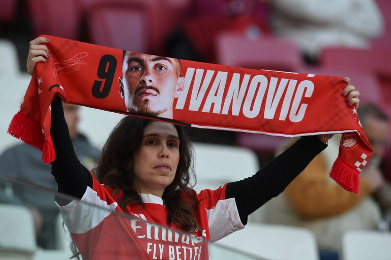 Uma adepta do Benfica ergue um cachecol alusivo a Ivanovic - Foto: Sérgio Miguel Santos