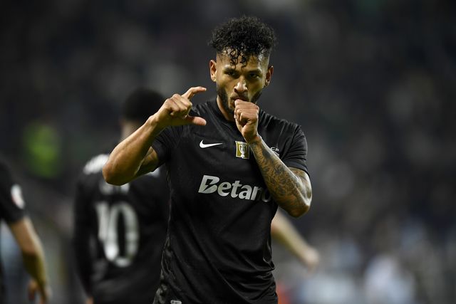 Sporting vence, convence e coloca pressão no FC Porto