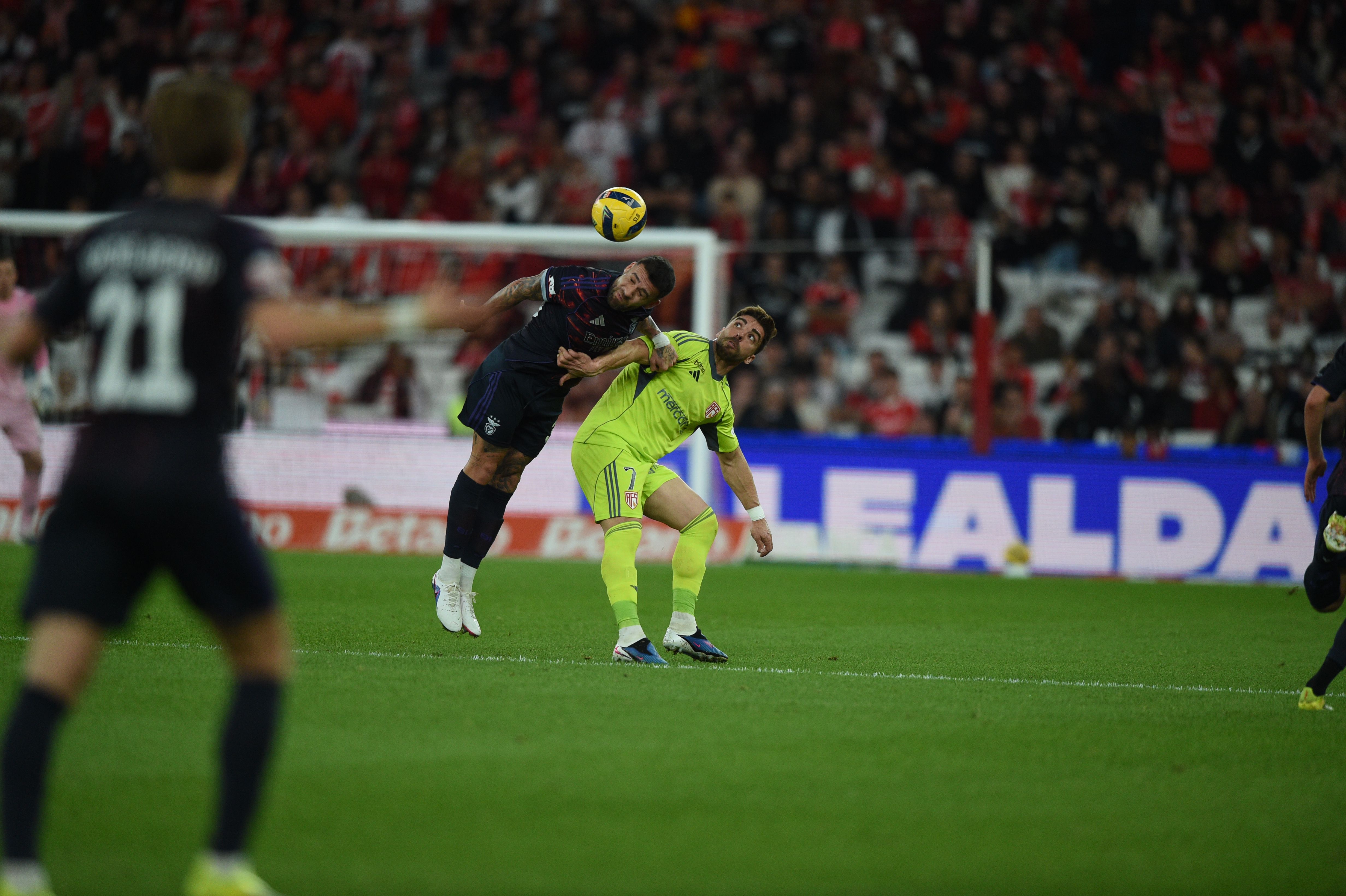 Otamendi vai à luta com Tomané - Foto: Sérgio Miguel Santos