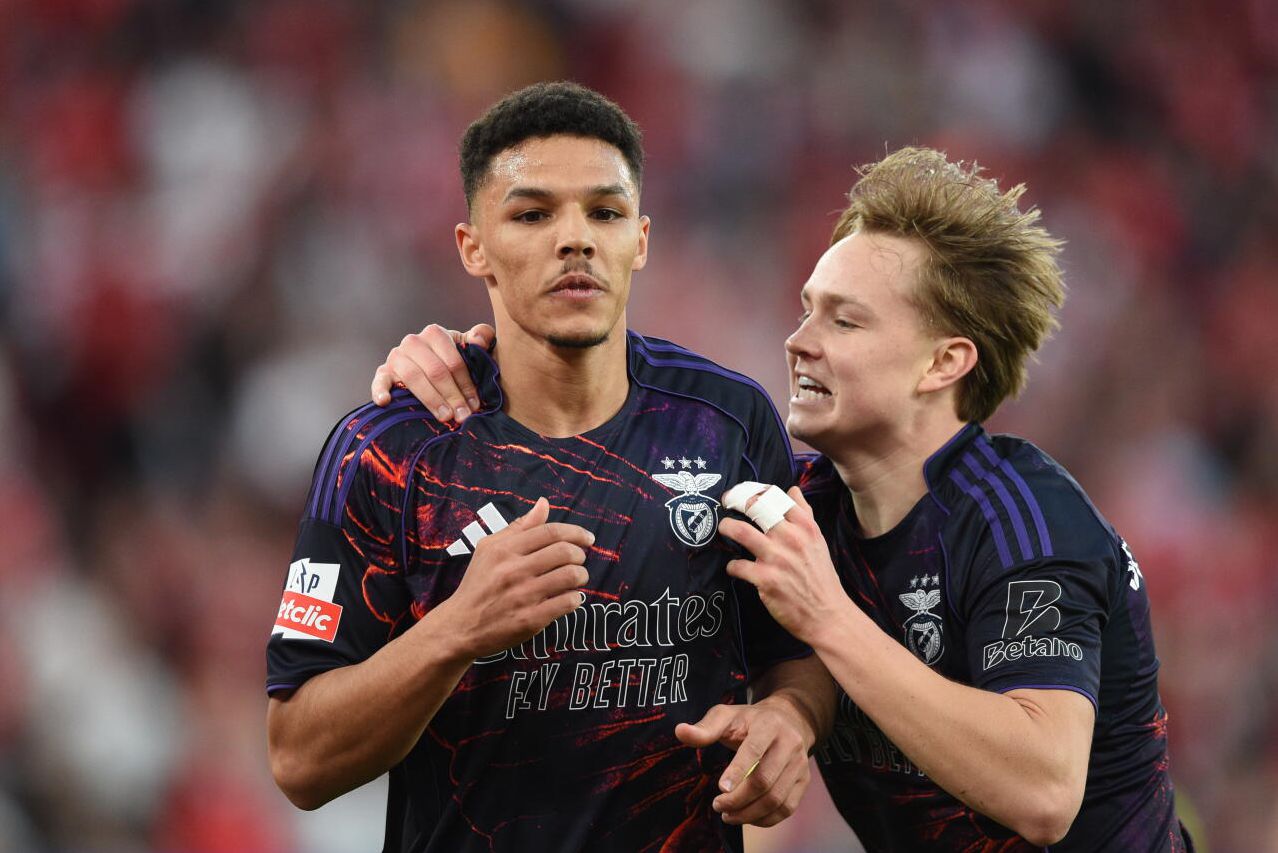 Alexander Bah (à esquerda), lateral-direito do Benfica (foto: Sérgio Miguel Santos/Kapta+)