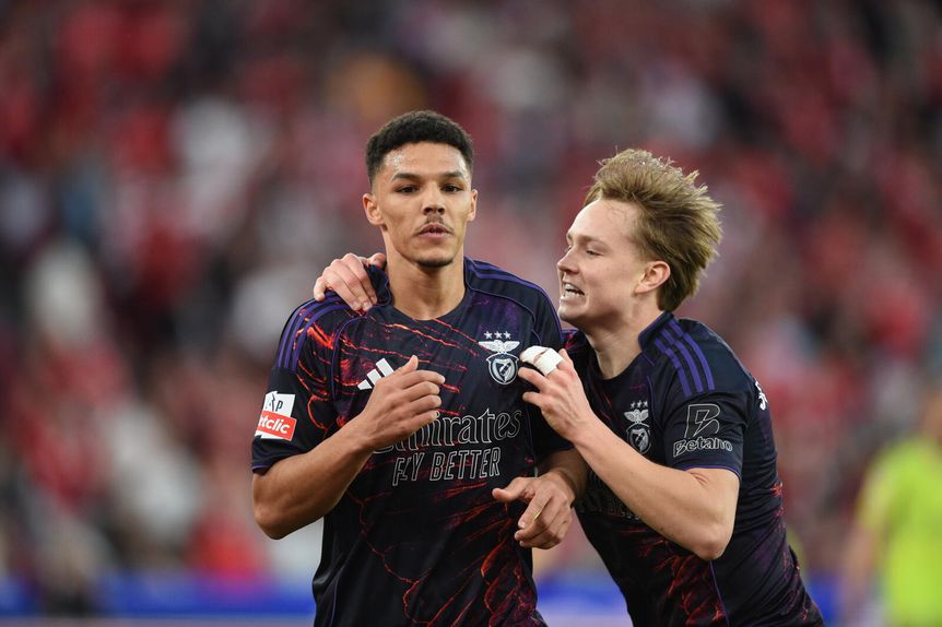 Alexander Bah (à esquerda), lateral-direito do Benfica (foto: Sérgio Miguel Santos/Kapta+)