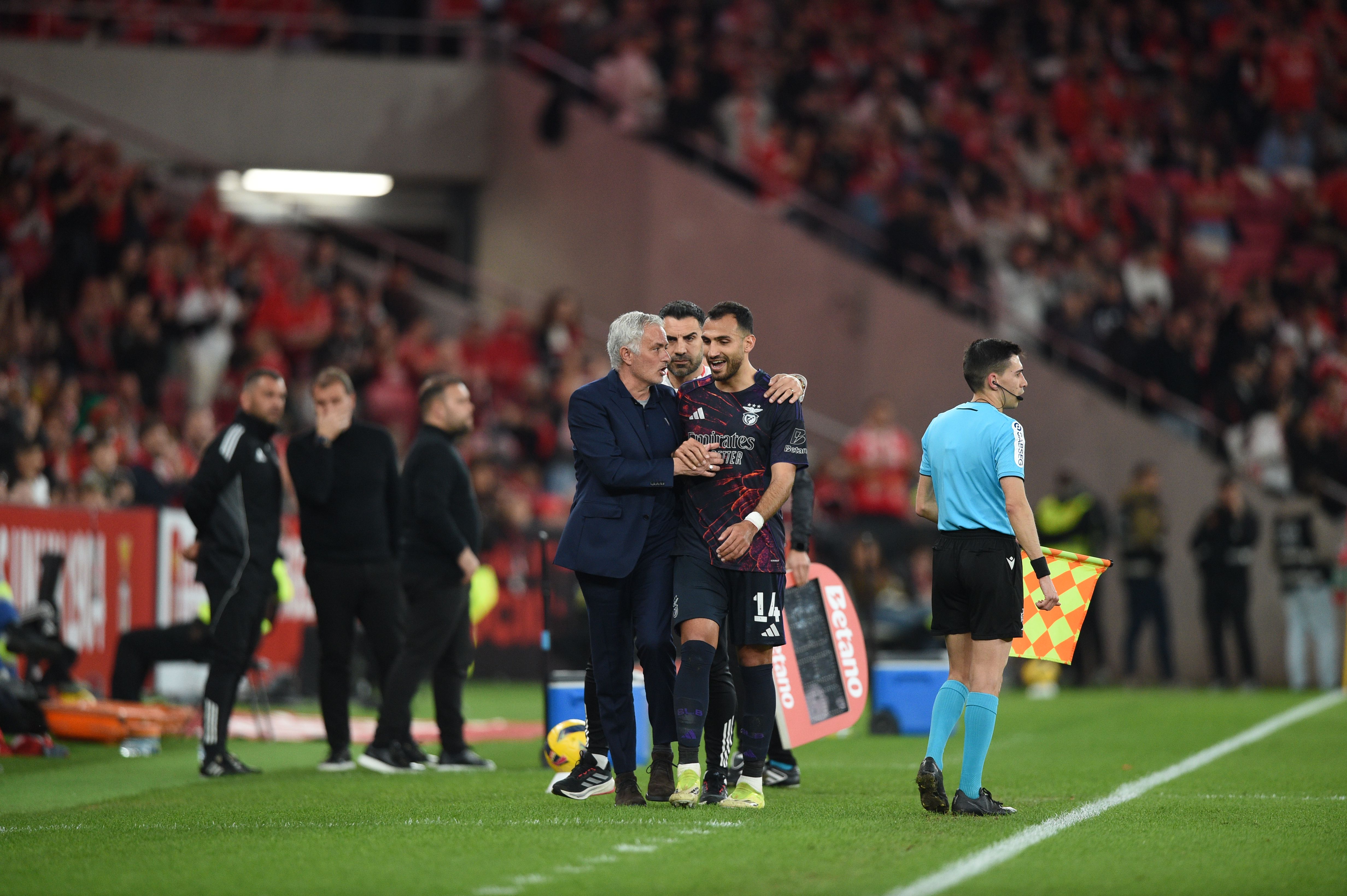 Mourinho e Pavlidis trocam sorrisos no momento da substituição do grego - Foto: Sérgio Miguel Santos