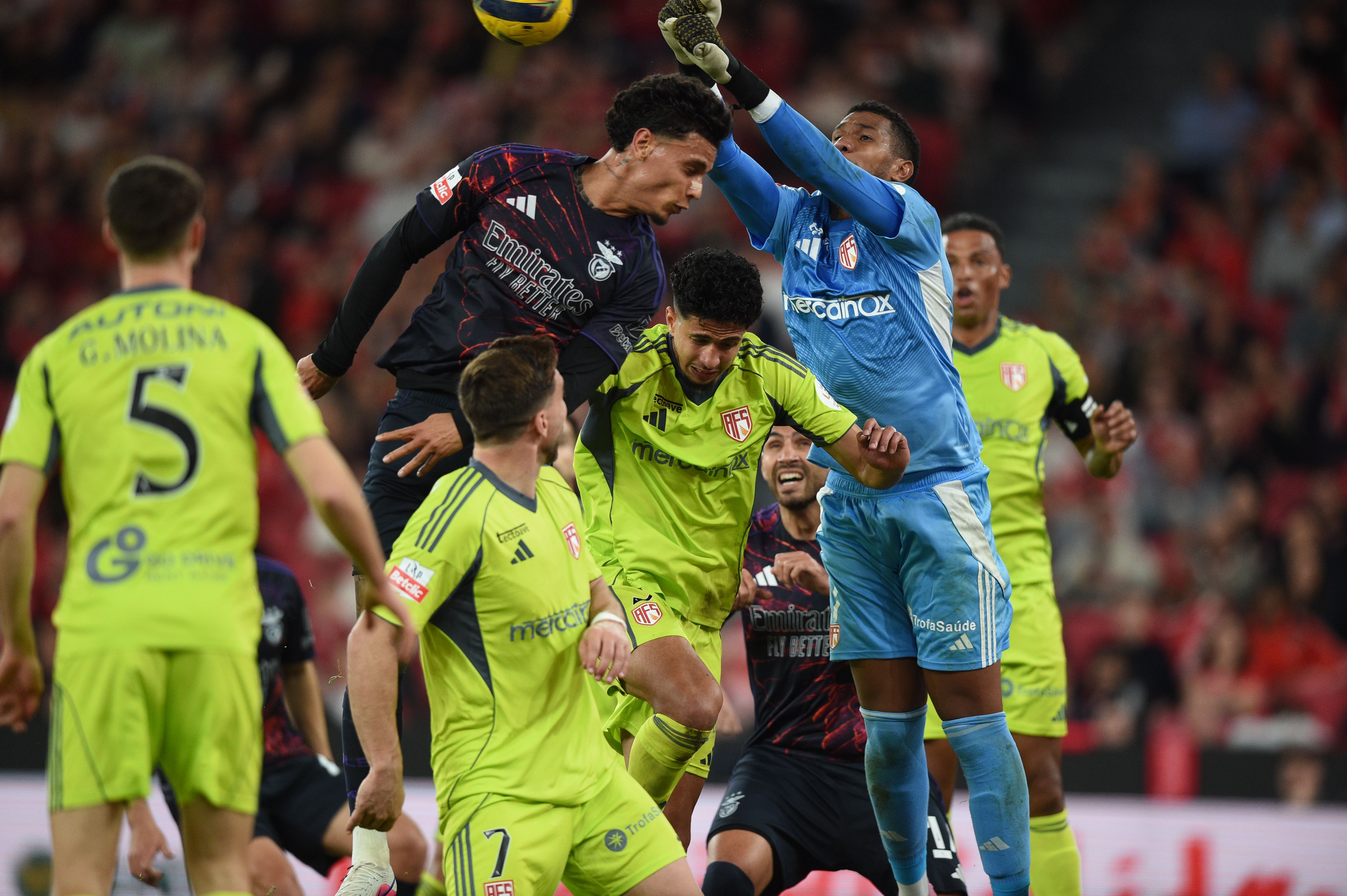 Adriel tira o pão da boca a Richard Ríos - Foto: Sérgio Miguel Santos