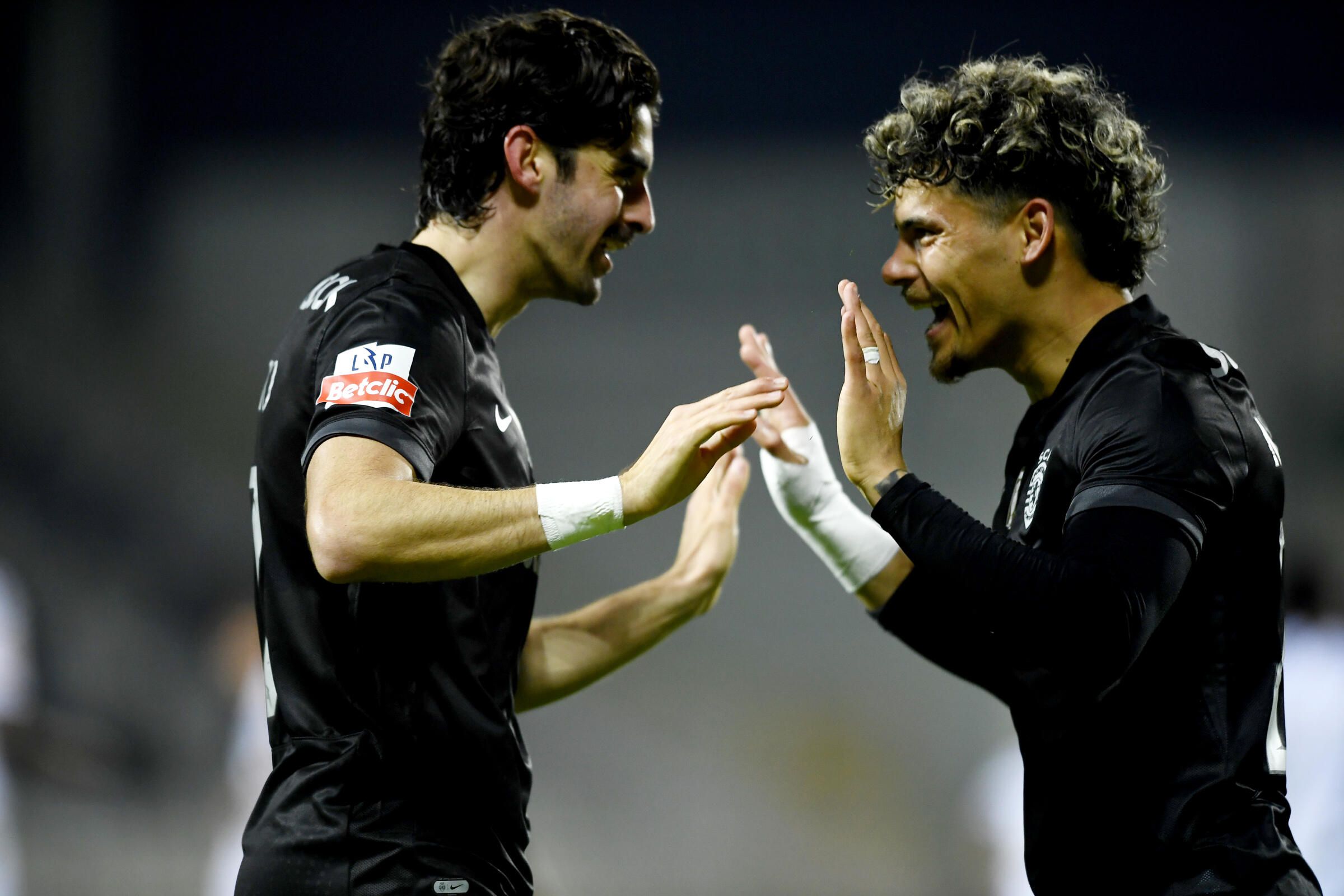 Francisco Trincão celebra com Maxi Araújo no Moreirense-Sporting - Foto: Miguel Lemos/Kapta+