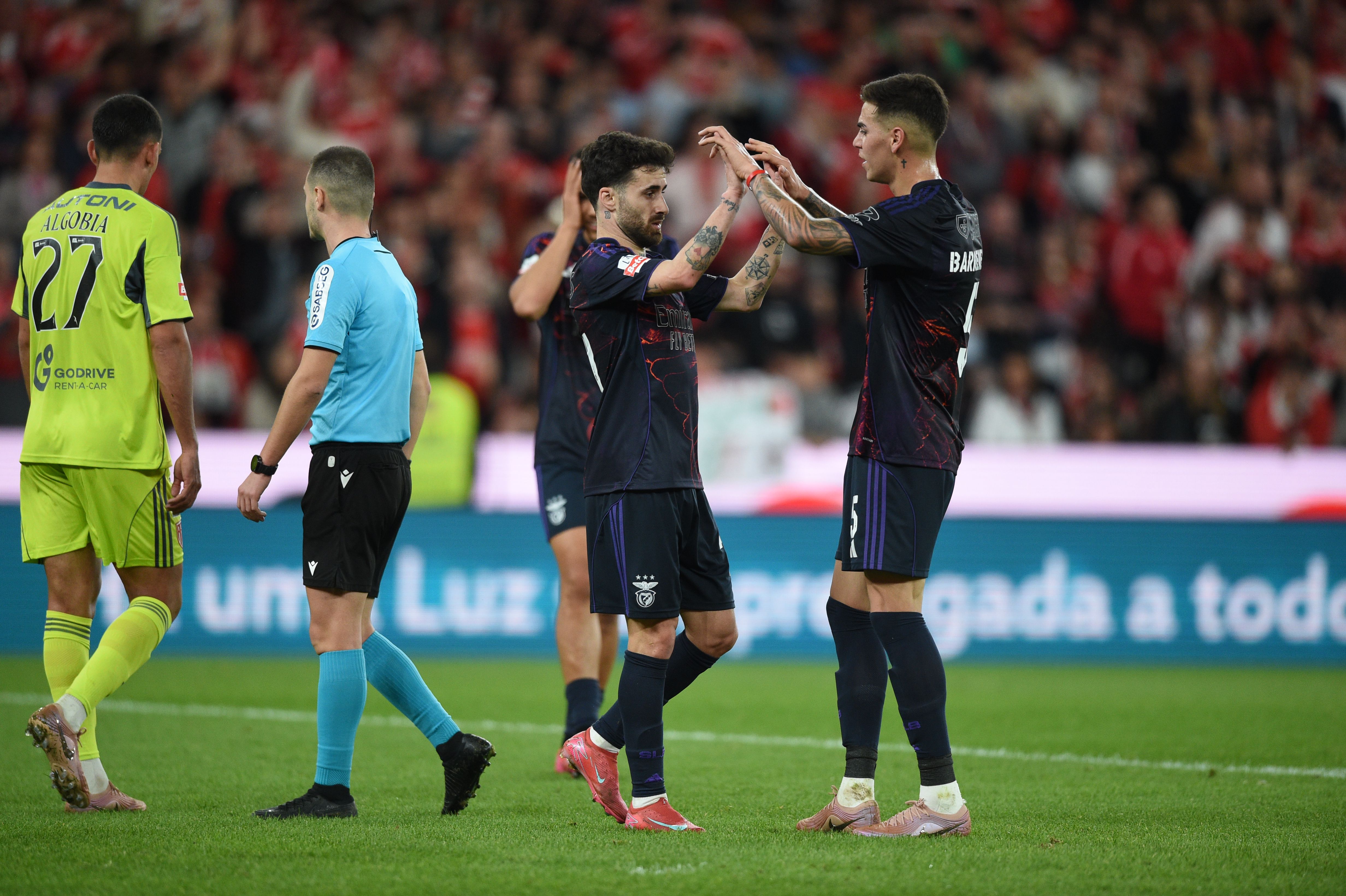 Companheiros de equipa rendidos ao golaço de Rafa - Foto: Sérgio Miguel Santos