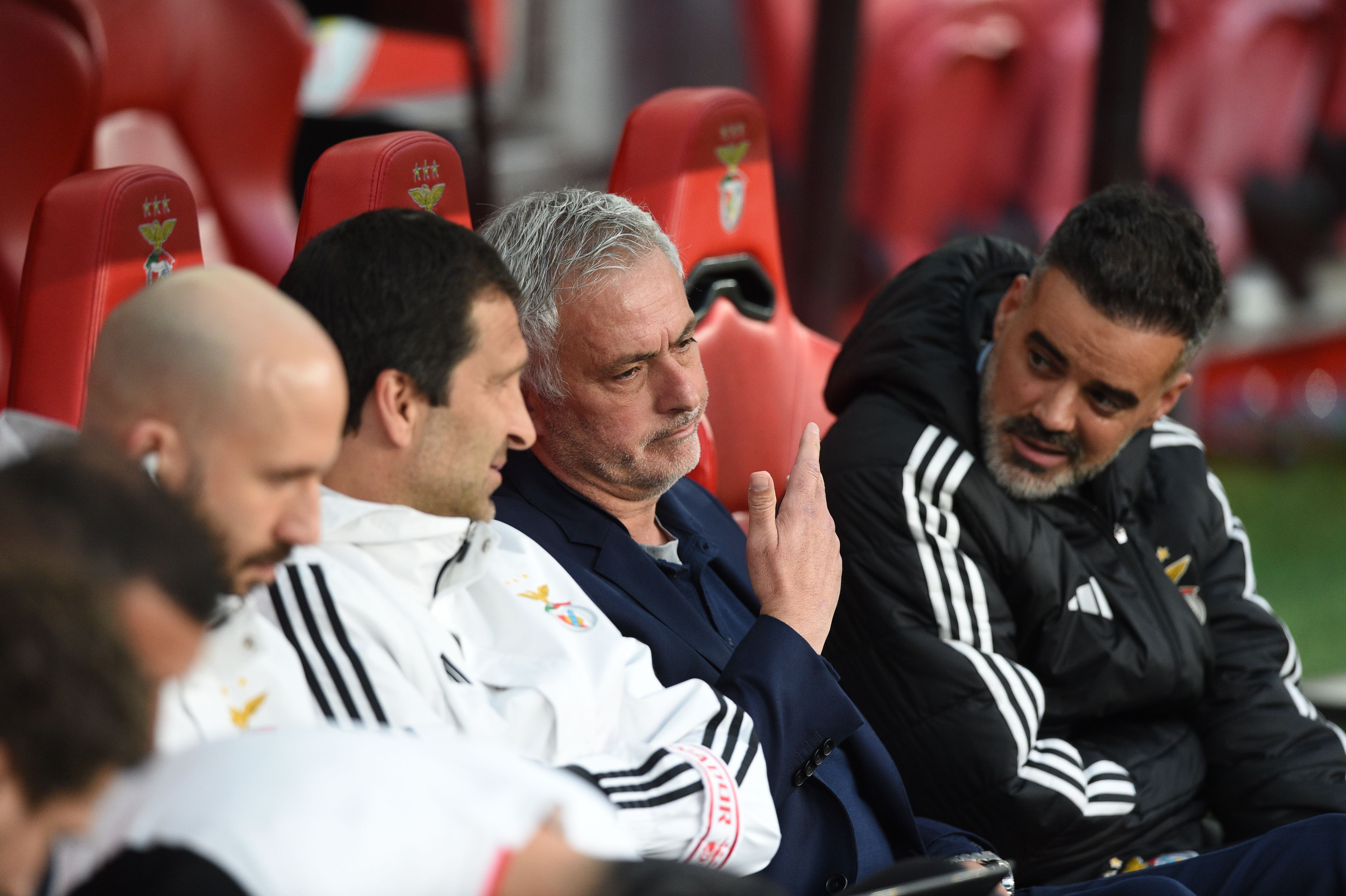 José Mourinho troca impressões com João Tralhão - Foto: Sérgio Miguel Santos