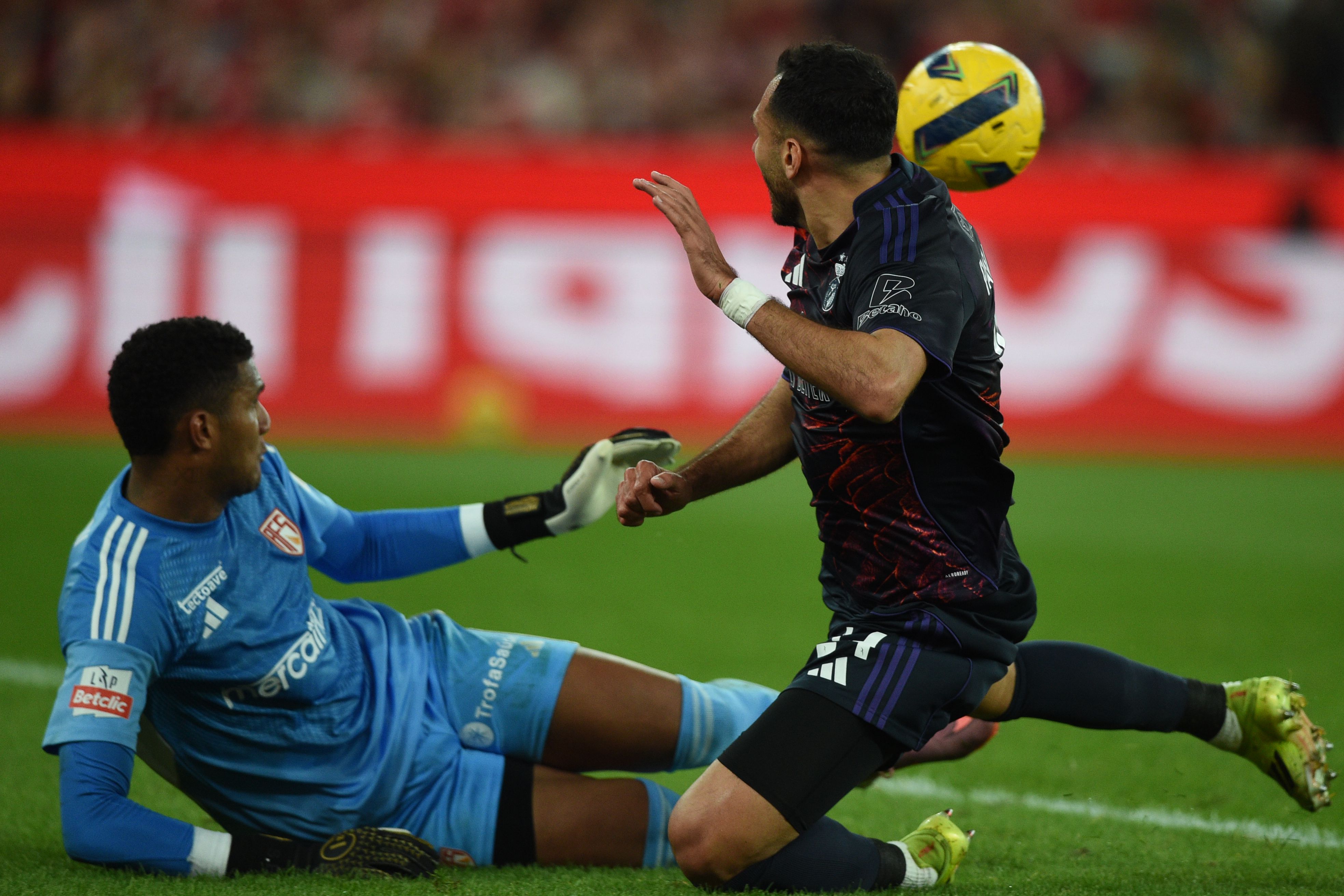 Adriel ganha mais um duelo a Pavlidis — Foto: Sérgio Miguel Santos