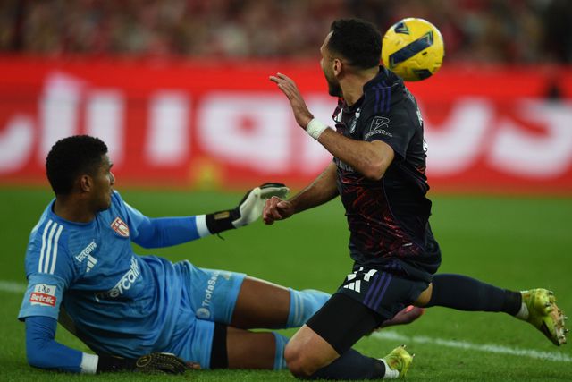 Adriel ganha mais um duelo a Pavlidis — Foto: Sérgio Miguel Santos