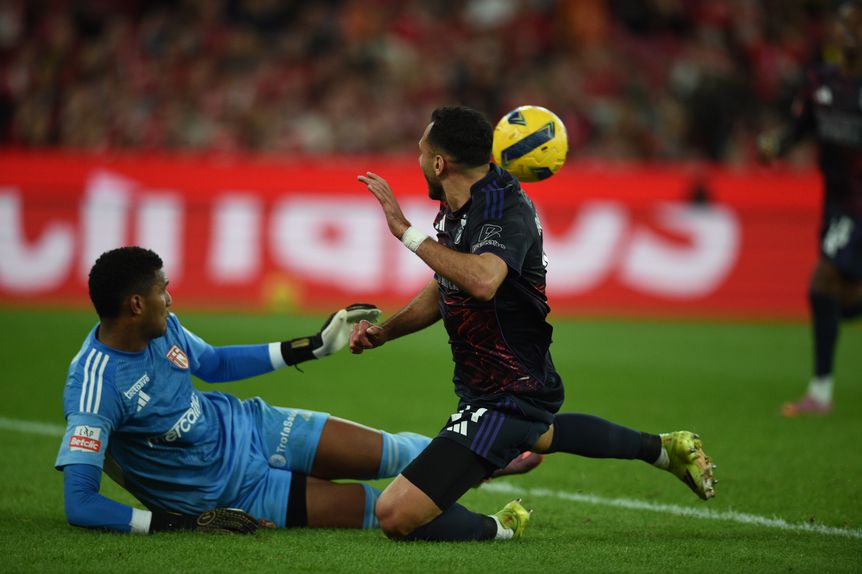 Adriel ganha mais um duelo a Pavlidis — Foto: Sérgio Miguel Santos