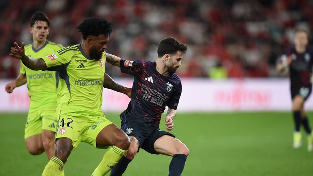 Rafa preparava-se para marcar um golaço... - Foto: Sérgio Miguel Santos