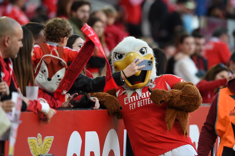 Mascote da águia Vitória faz as delícias dos adeptos da casa - Foto: Sérgio Miguel Santos