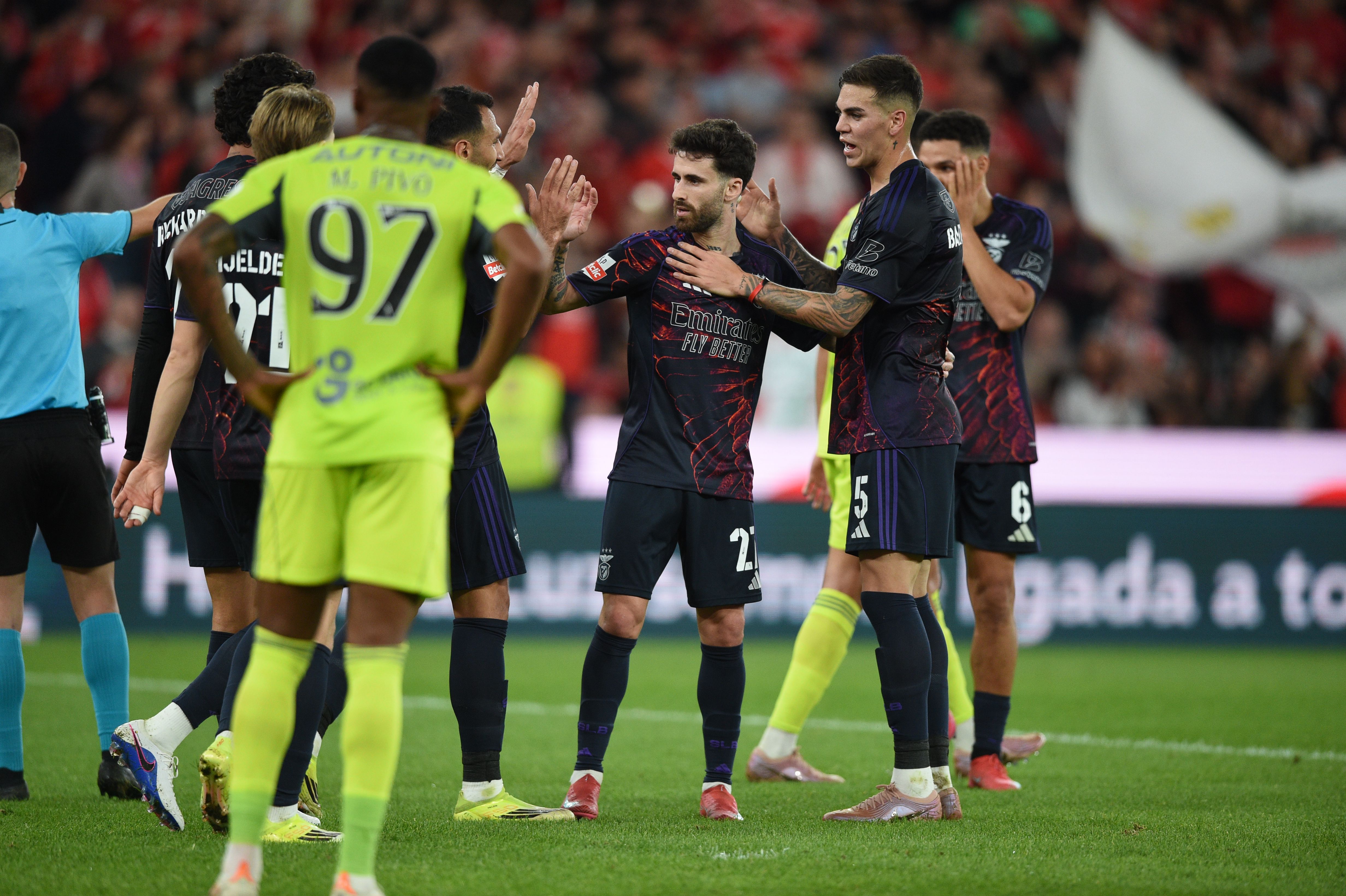 Companheiros de equipa rendidos ao golaço de Rafa - Foto: Sérgio Miguel Santos