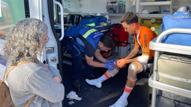 Tiago Antunes, da Efapel, caiu na etapa 2 e tem recebido cuidados da equipa médica da Volta ao Algarve