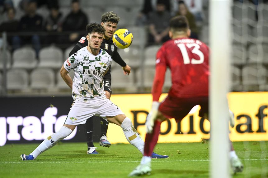 Dinis Pinto travou vários e intensos duelos com Maxi Araújo - Foto: Miguel Lemos/Kapta+