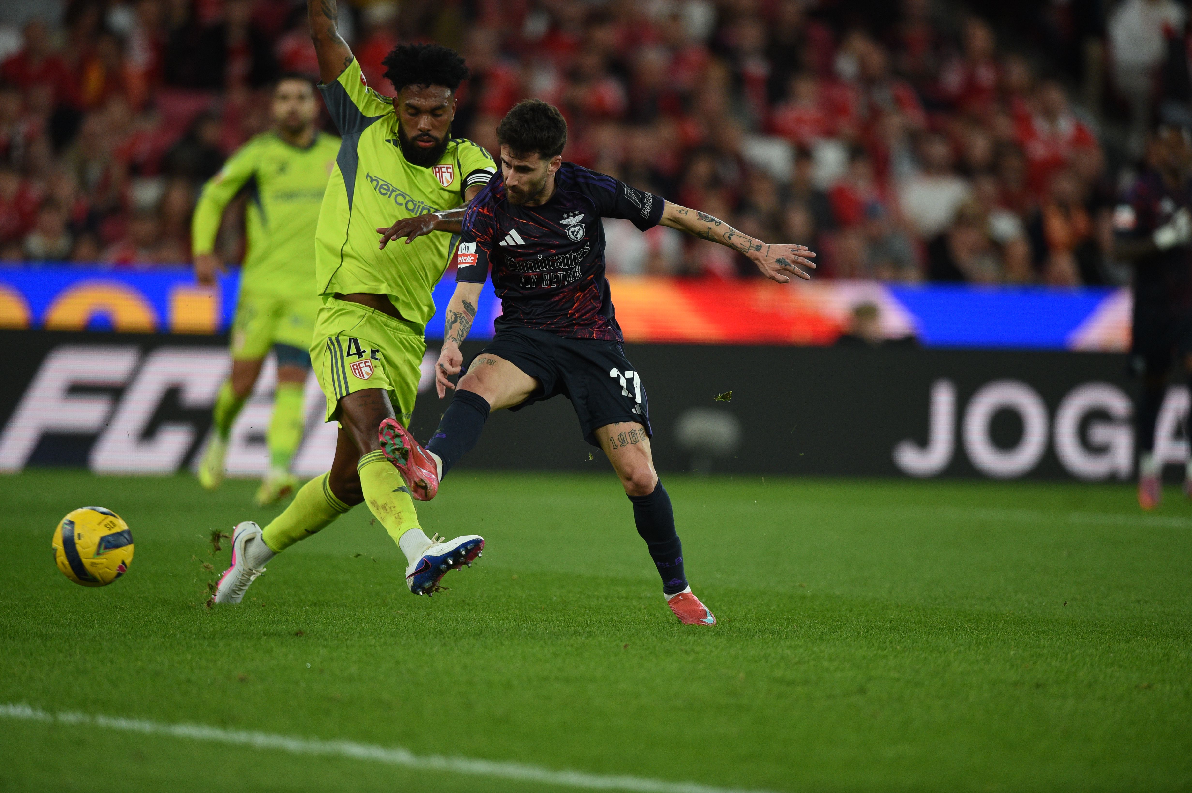 Rafa esforça-se para chegar à bola - Foto: Sérgio Miguel Santos