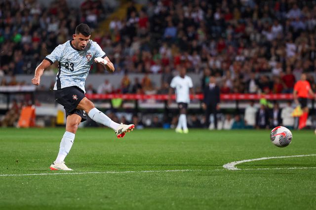 VÍDEO: Matheus Nunes aproveita passadeira para o 2-0