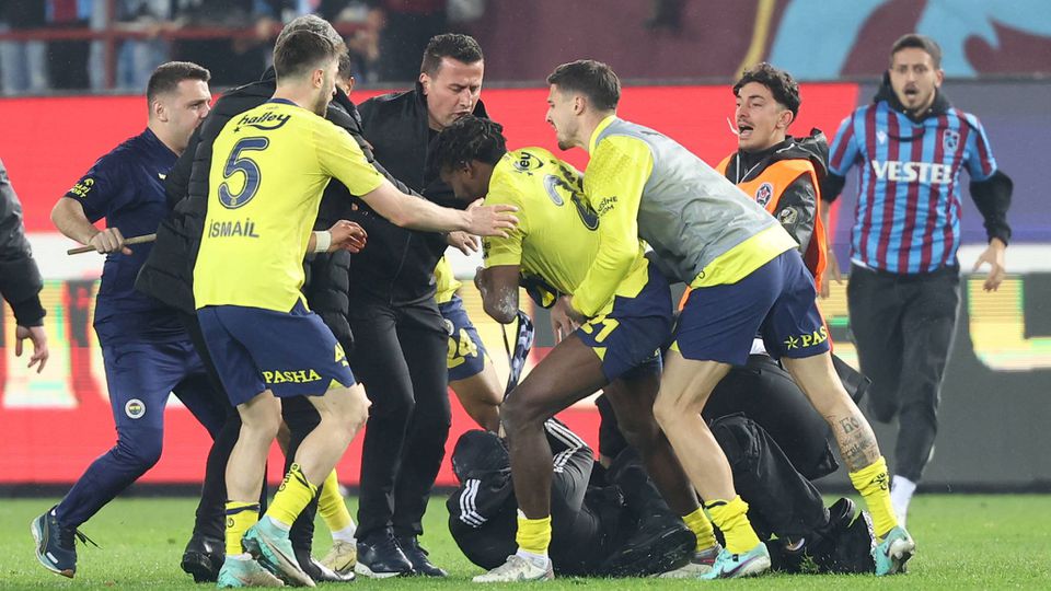 Jogador do Fenerbahçe chocado: «Havia um sentimento de medo pelas nossas vidas»