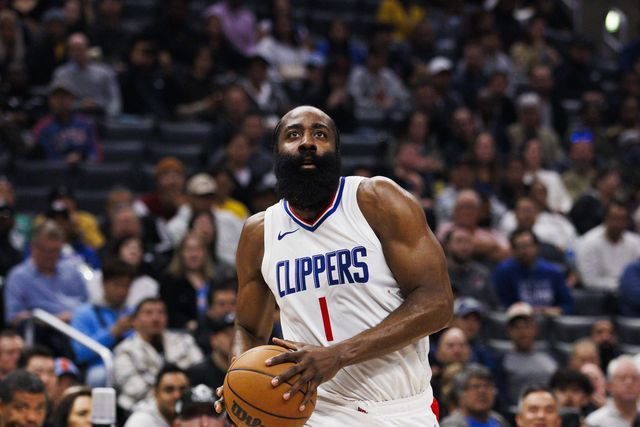 Vídeo: James Harden 'defendeu' lançamento de colega... mas não correu muito bem