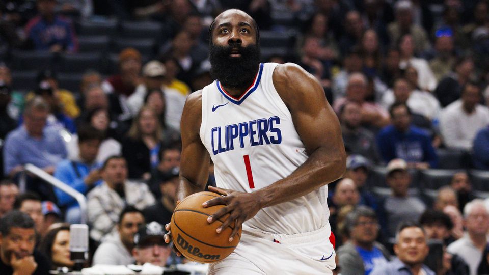 Vídeo: James Harden 'defendeu' lançamento de colega... mas não correu muito bem