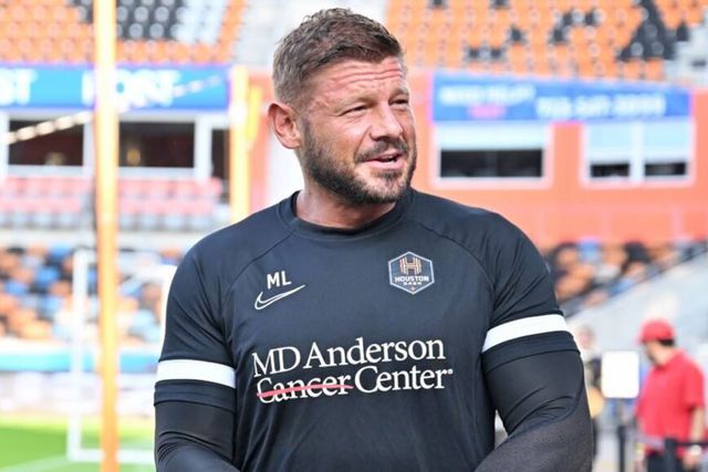 Treinador de guarda-redes despedido devido a relação com jogadora