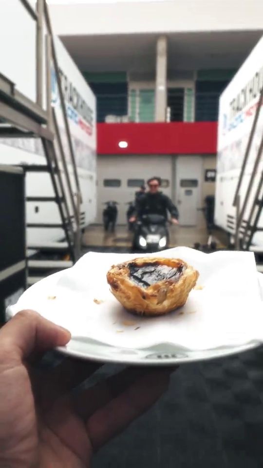 Equipa de Miguel Oliveira chegou a Portimão e... atacou os pastéis de nata