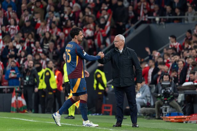 Claudio Ranieri a cumprimentar Mats Hummels, que foi expulso em Bilbau