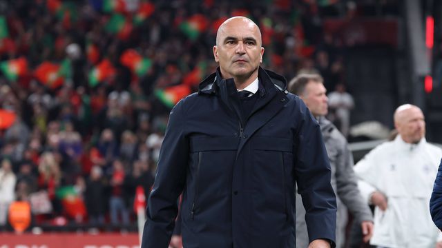 Roberto Martínez, selecionador de Portugal, com 'cara de poucos amigos' após a derrota (0-1) de quinta-feira em Copenhaga frente à Dinamarca na primeira mão dos quartos de final da Liga das Nações