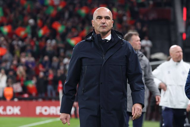 Roberto Martínez, selecionador de Portugal, com 'cara de poucos amigos' após a derrota (0-1) de quinta-feira em Copenhaga frente à Dinamarca na primeira mão dos quartos de final da Liga das Nações