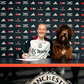 Millie Turner, ao lado do cão, na assinatura do novo contrato com o United (Foto: Man. United/X)