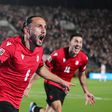 Kochorashvili corre pelo relvado a festejar e a gritar alto um golo da Geórgia