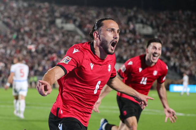 Kochorashvili corre pelo relvado a festejar e a gritar alto um golo da Geórgia
