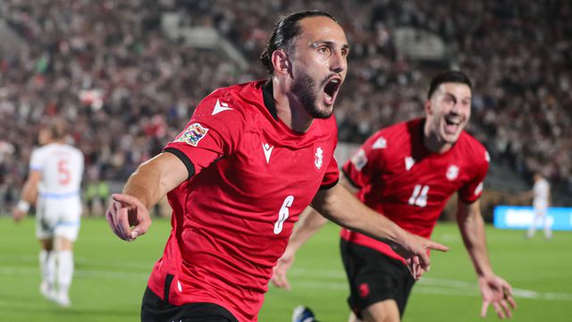 Kochorashvili corre pelo relvado a festejar e a gritar alto um golo da Geórgia
