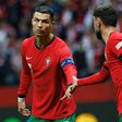 Cristiano Ronaldo a cumprimentar Bruno Fernandes num jogo da Liga das Nações