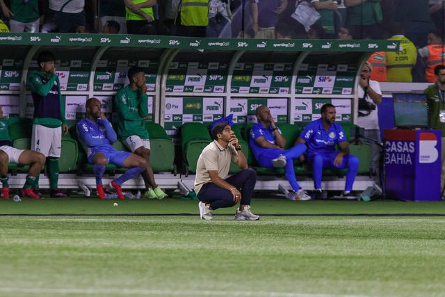 Abel Ferreira, treinador português do Palmeiras, está de cócoras e com ar pensativo durante um encontro do Verdão a contar para o Brasileirão de 2024
