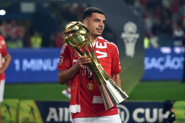 Zeki Amdouni com a Taça da Liga conquistada na final com o Sporting